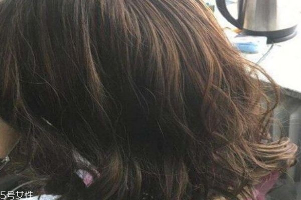 黑茶色是染的還是漂的 黑茶色適合什么膚色 黑茶色是染的還是漂的 黑茶色適合什么膚色