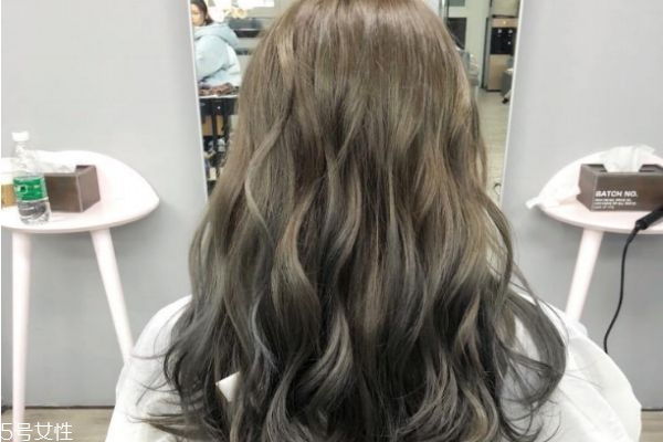 染發(fā)后怎么減少褪色 染發(fā)后如何鎖色 染發(fā)后怎么減少褪色 染發(fā)后如何鎖色