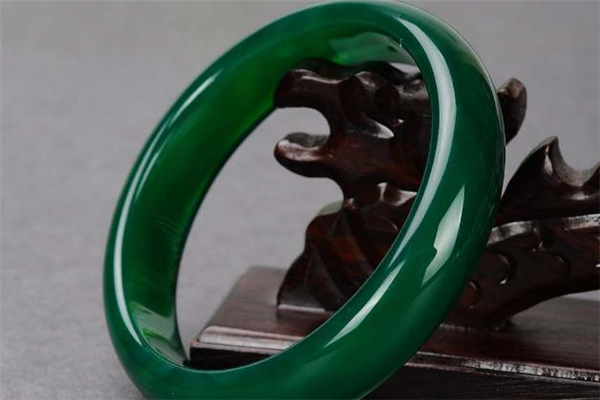綠玉髓手鐲價(jià)格 綠玉髓手鐲一般多少錢(qián) 綠玉髓手鐲價(jià)格 綠玉髓手鐲一般多少錢(qián)