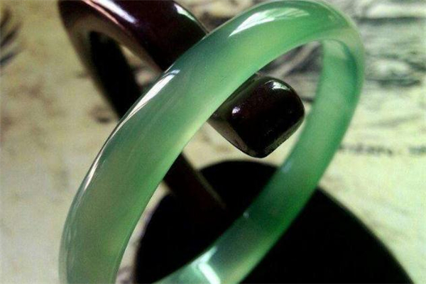 綠玉髓手鐲價(jià)格 綠玉髓手鐲一般多少錢(qián) 綠玉髓手鐲價(jià)格 綠玉髓手鐲一般多少錢(qián)