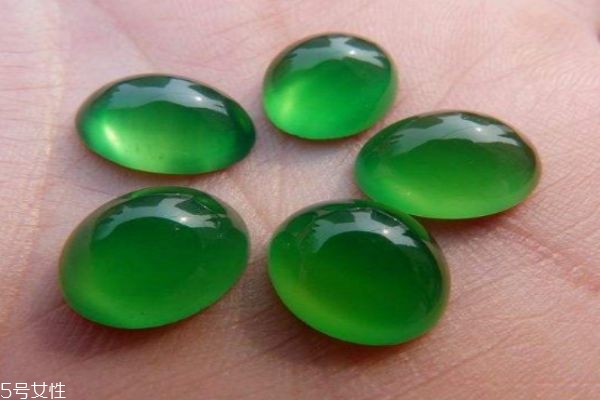 綠玉髓盛產(chǎn)哪里呢 綠玉髓的收藏價值是什么呢 綠玉髓盛產(chǎn)哪里呢 綠玉髓的收藏價值是什么呢