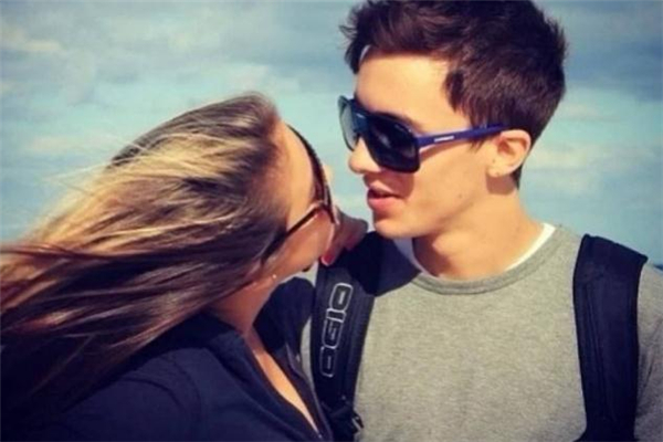 戀愛(ài)初期和對(duì)象聊什么話題好 談戀愛(ài)怎么聊天不會(huì)冷場(chǎng)