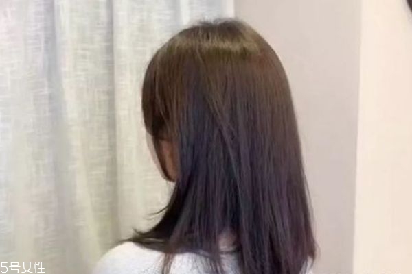 黑茶色和自然黑的區(qū)別 黑茶色與黑色頭發(fā)對比 黑茶色和自然黑的區(qū)別 黑茶色與黑色頭發(fā)對比