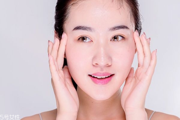 怎么區(qū)分皮膚干還是油 判斷自己混油還是混干 怎么區(qū)分皮膚干還是油 判斷自己混油還是混干