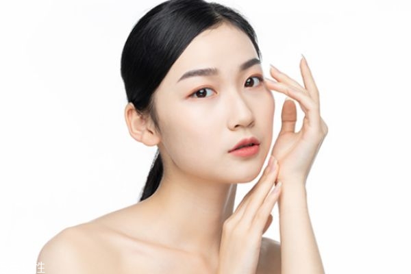 怎么區(qū)分皮膚干還是油 判斷自己混油還是混干 怎么區(qū)分皮膚干還是油 判斷自己混油還是混干