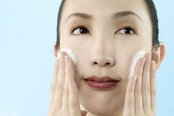 夏天皮膚油膩怎么辦 夏天皮膚愛(ài)出油怎么調(diào)理