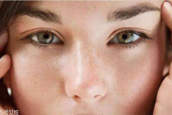 干皮變油皮怎么回事 干皮變油皮的原因及解決方法 干皮變油皮怎么回事 干皮變油皮的原因及解決方法