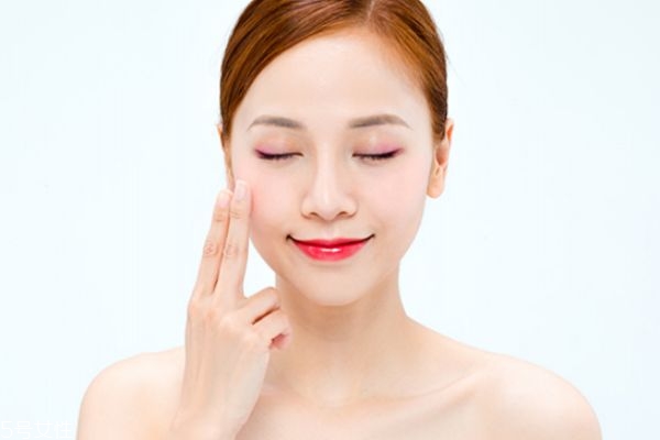 怎么區(qū)分皮膚干還是油 判斷自己混油還是混干 怎么區(qū)分皮膚干還是油 判斷自己混油還是混干