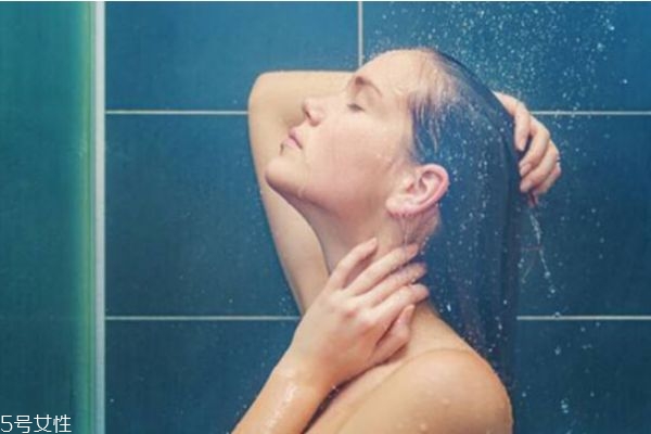 先用沐浴露還是先用磨砂膏 先洗澡還是先涂磨砂膏 先用沐浴露還是先用磨砂膏 先洗澡還是先涂磨砂膏