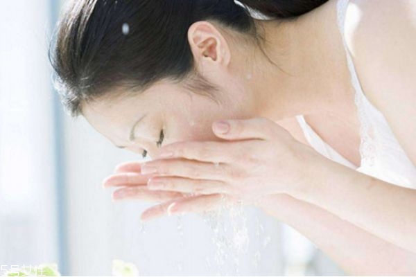 干性肌膚可以用潔面皂嗎 潔面皂是酸性還是堿性 干性肌膚可以用潔面皂嗎 潔面皂是酸性還是堿性