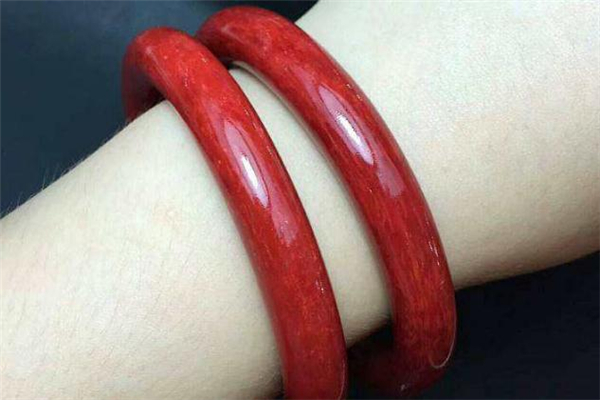紅珊瑚手鐲對(duì)人體有什么好處 紅珊瑚手鐲的功效 紅珊瑚手鐲對(duì)人體有什么好處 紅珊瑚手鐲的功效