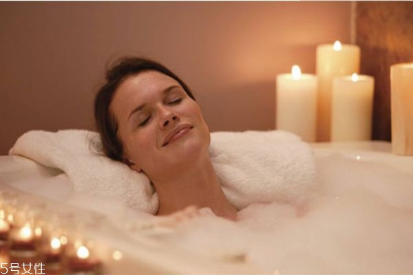 先用沐浴露還是先用磨砂膏 先洗澡還是先涂磨砂膏 先用沐浴露還是先用磨砂膏 先洗澡還是先涂磨砂膏