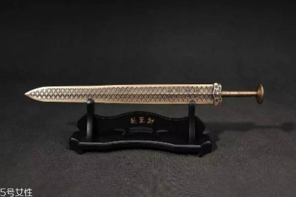 什么是勾踐劍呢 勾踐劍是什么材料的呢 什么是勾踐劍呢 勾踐劍是什么材料的呢