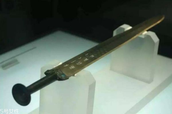 什么是勾踐劍呢 勾踐劍是什么材料的呢 什么是勾踐劍呢 勾踐劍是什么材料的呢