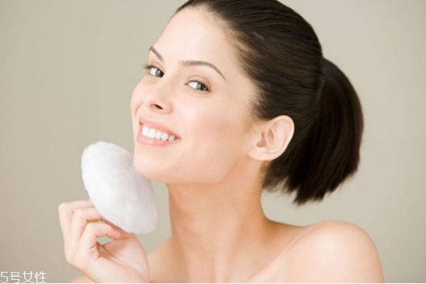 隔離用手還是粉撲 隔離霜用什么涂均勻 隔離用手還是粉撲 隔離霜用什么涂均勻