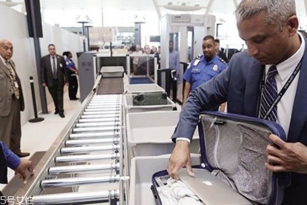 安檢要把化妝品拿出來嗎 過安檢時需要注意什么 安檢要把化妝品拿出來嗎 過安檢時需要注意什么