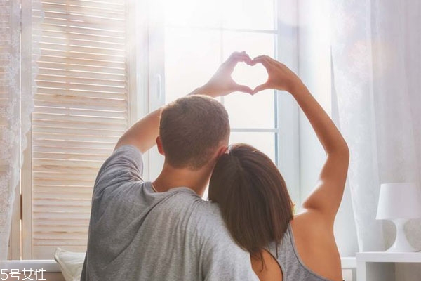 如何判斷一個(gè)男生是不是真的愛你 男人愛你的表現(xiàn)是什么 如何判斷一個(gè)男生是不是真的愛你 男人愛你的表現(xiàn)是什么