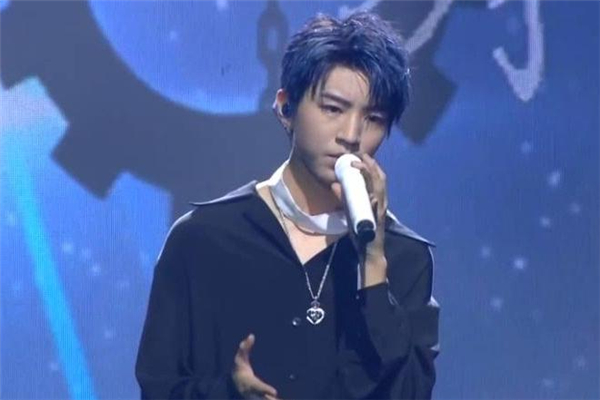 霧藍色頭發(fā)需要漂嗎 霧藍色頭發(fā)怎么染 霧藍色頭發(fā)需要漂嗎 霧藍色頭發(fā)怎么染