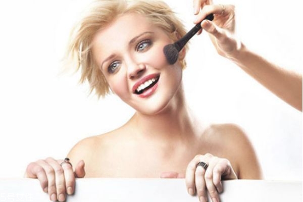 隔離用手還是粉撲 隔離霜用什么涂均勻 隔離用手還是粉撲 隔離霜用什么涂均勻