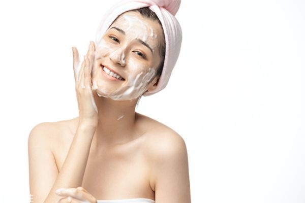 牙膏洗臉能去痘痘嗎 牙膏洗臉的好處 牙膏洗臉能去痘痘嗎 牙膏洗臉的好處