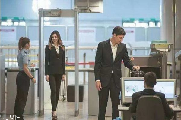 安檢要把化妝品拿出來嗎 過安檢時需要注意什么 安檢要把化妝品拿出來嗎 過安檢時需要注意什么