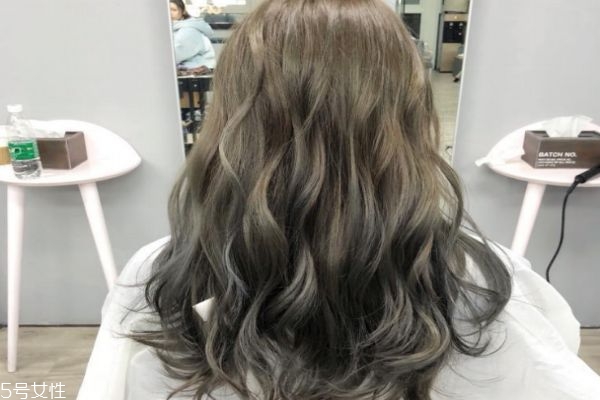 剛?cè)就觐^發(fā)什么時(shí)候可以再染 頭發(fā)剛?cè)就晗敫纳? alt=