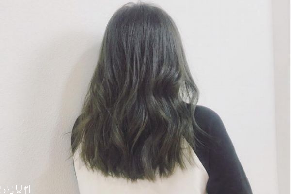 剛?cè)就觐^發(fā)什么時(shí)候可以再染 頭發(fā)剛?cè)就晗敫纳? alt=