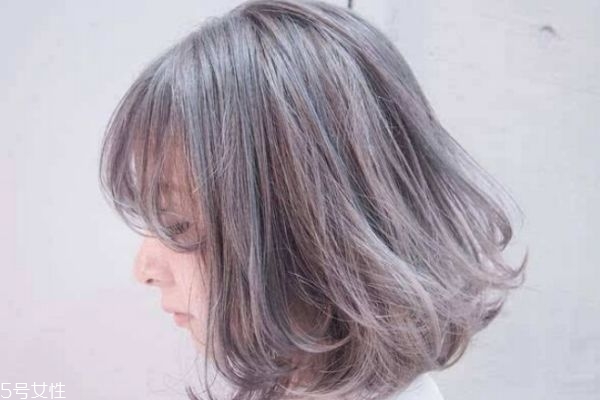 剛?cè)就觐^發(fā)什么時(shí)候可以再染 頭發(fā)剛?cè)就晗敫纳? alt=