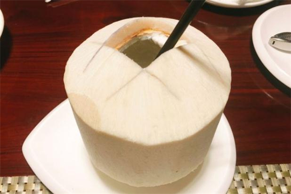 喝椰子汁拉肚子怎么回事 椰子汁是寒性的嗎 喝椰子汁拉肚子怎么回事 椰子汁是寒性的嗎