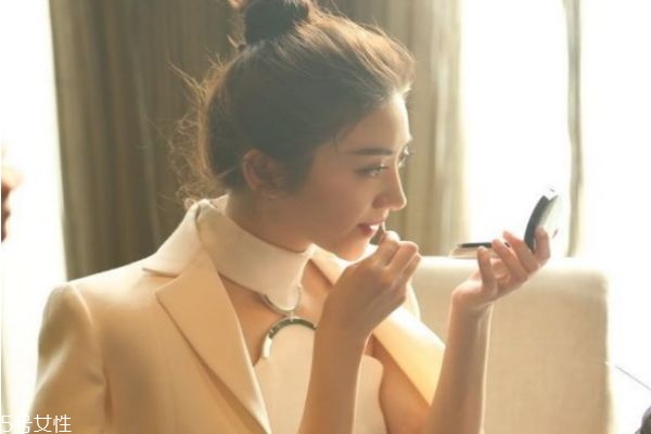 妝后出油怎么補(bǔ)妝 臉上出油脫妝怎么補(bǔ)妝 妝后出油怎么補(bǔ)妝 臉上出油脫妝怎么補(bǔ)妝