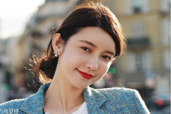 秋季化妝后出油怎么補(bǔ)救 補(bǔ)妝小技巧 秋季化妝后出油怎么補(bǔ)救 補(bǔ)妝小技巧