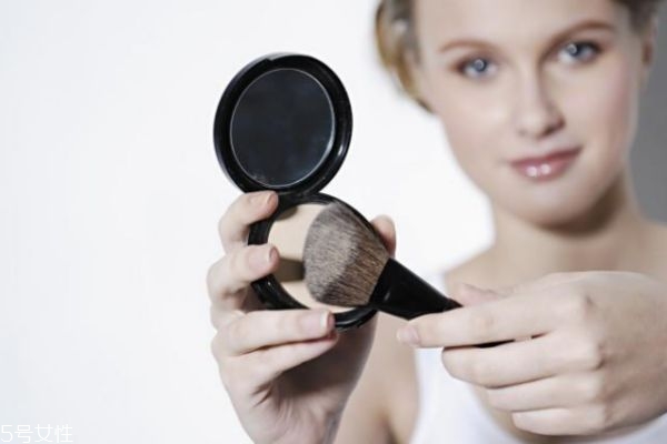 如何補(bǔ)妝才自然 各種膚質(zhì)如何補(bǔ)妝 如何補(bǔ)妝才自然 各種膚質(zhì)如何補(bǔ)妝