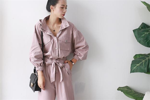 今年流行什么樣的工裝連體褲 工裝連體褲穿搭指南 今年流行什么樣的工裝連體褲 工裝連體褲穿搭指南