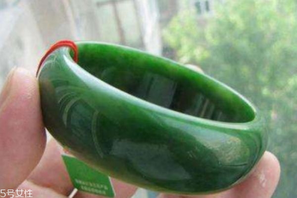 祖母綠主要盛產(chǎn)在哪里呢 祖母綠有什么注意事項(xiàng)呢 祖母綠主要盛產(chǎn)在哪里呢 祖母綠有什么注意事項(xiàng)呢