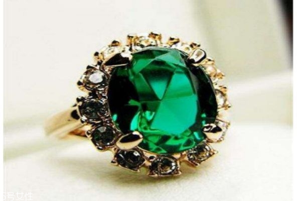 祖母綠主要盛產(chǎn)在哪里呢 祖母綠有什么注意事項(xiàng)呢 祖母綠主要盛產(chǎn)在哪里呢 祖母綠有什么注意事項(xiàng)呢