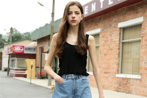 今年流行什么樣的吊帶背心 今夏最火的吊帶背心穿搭 今年流行什么樣的吊帶背心 今夏最火的吊帶背心穿搭