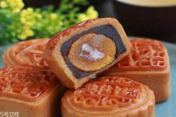 月餅應(yīng)該怎么做呢 什么人群不能吃月餅?zāi)? alt=