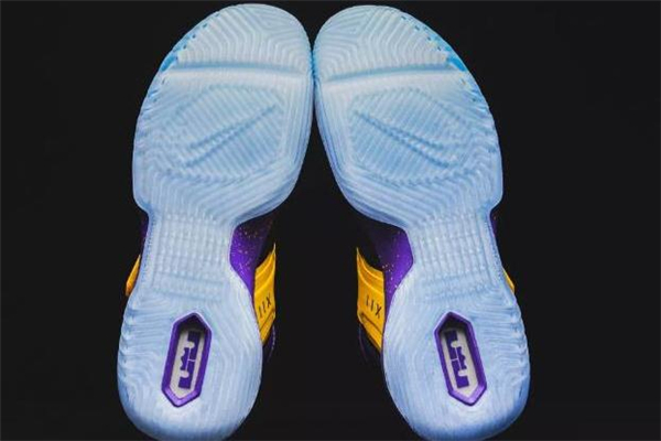 耐克使節(jié)12開箱測評 詹姆斯使節(jié)12配置怎么樣 耐克使節(jié)12開箱測評 詹姆斯使節(jié)12配置怎么樣