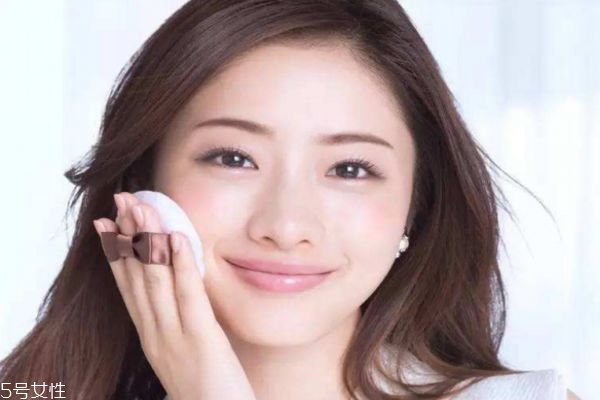 怎樣讓粉底液更服帖 怎么能讓底妝服帖 怎樣讓粉底液更服帖 怎么能讓底妝服帖