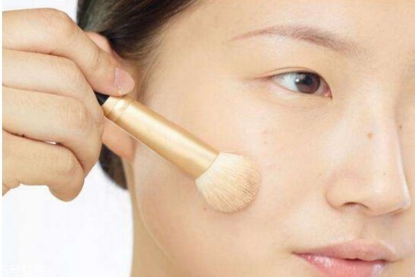 怎樣讓粉底液更服帖 怎么能讓底妝服帖 怎樣讓粉底液更服帖 怎么能讓底妝服帖