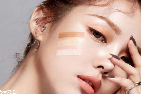 怎樣讓粉底液更服帖 怎么能讓底妝服帖 怎樣讓粉底液更服帖 怎么能讓底妝服帖