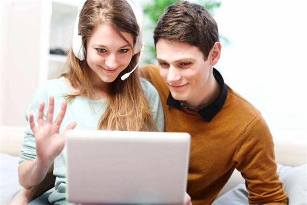 女生對男生動情的表現(xiàn)是什么 女人動感情了什么樣子 女生對男生動情的表現(xiàn)是什么 女人動感情了什么樣子