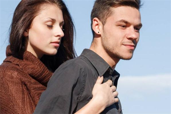 女生對男生動情的表現(xiàn)是什么 女人動感情了什么樣子 女生對男生動情的表現(xiàn)是什么 女人動感情了什么樣子