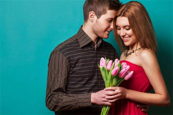 女生對男生動情的表現(xiàn)是什么 女人動感情了什么樣子 女生對男生動情的表現(xiàn)是什么 女人動感情了什么樣子