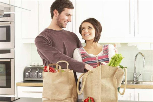 男朋友說累了怎么安慰 男友累了怎么關心他 男朋友說累了怎么安慰 男友累了怎么關心他