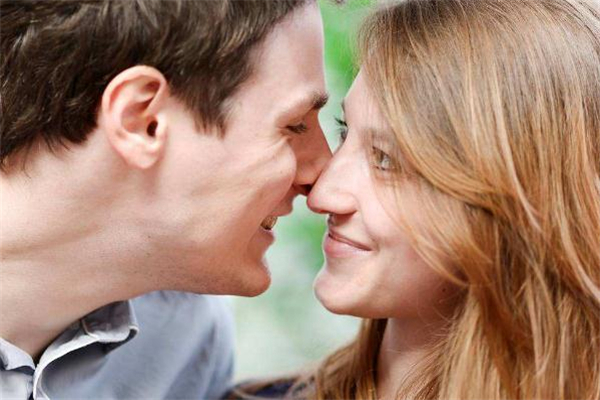 男朋友說累了怎么安慰 男友累了怎么關心他 男朋友說累了怎么安慰 男友累了怎么關心他