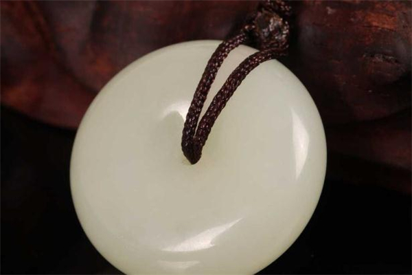 為什么和田玉會(huì)越戴越黃 和田玉變黃了怎么辦 為什么和田玉會(huì)越戴越黃 和田玉變黃了怎么辦