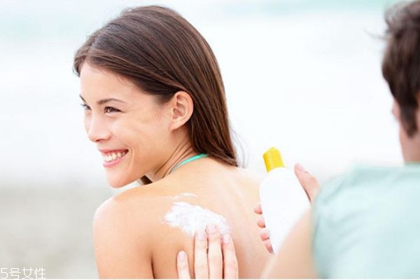 如何防止曬黑 防止曬黑的小竅門 如何防止曬黑 防止曬黑的小竅門