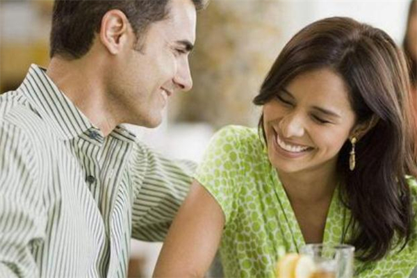 第一次約會(huì)男生要接女生嗎 第一次約會(huì)要開(kāi)車(chē)去接嗎