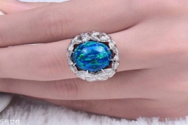 歐泊應(yīng)該怎么保養(yǎng)呢 歐泊的佩戴注意有什么呢 歐泊應(yīng)該怎么保養(yǎng)呢 歐泊的佩戴注意有什么呢